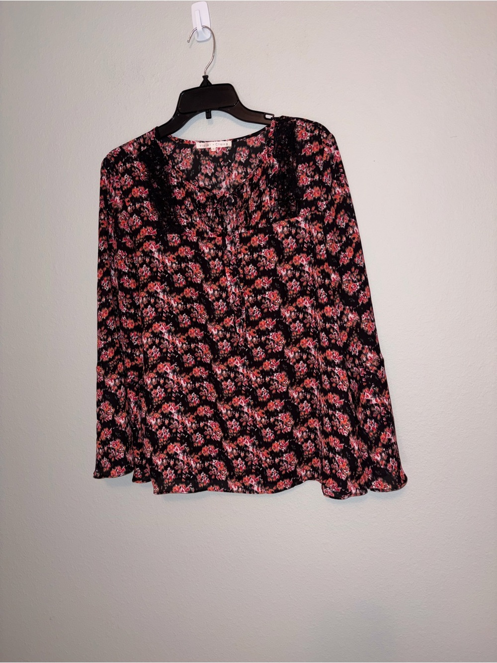 Violet + Claire Babydoll Top with a Keyhole Size L